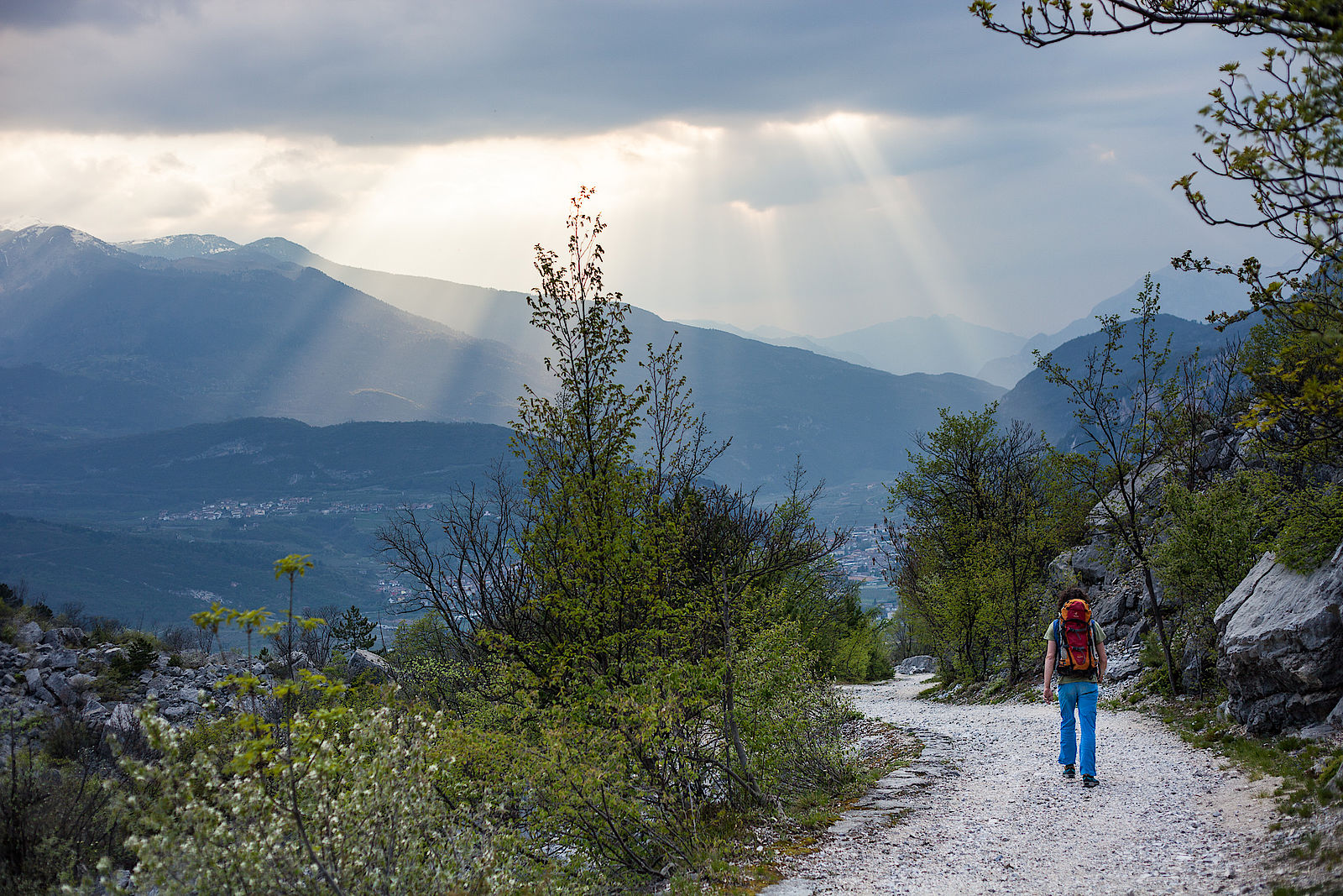 Rückweg vom Klettergebiet mit Blick auf das Etschtal