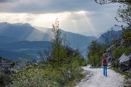 Rückweg vom Klettergebiet mit Blick auf das Etschtal Rückweg vom Klettergebiet mit Blick auf das Etschtal