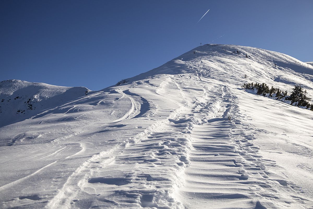 Windverblasener Schnee am Gratrücken