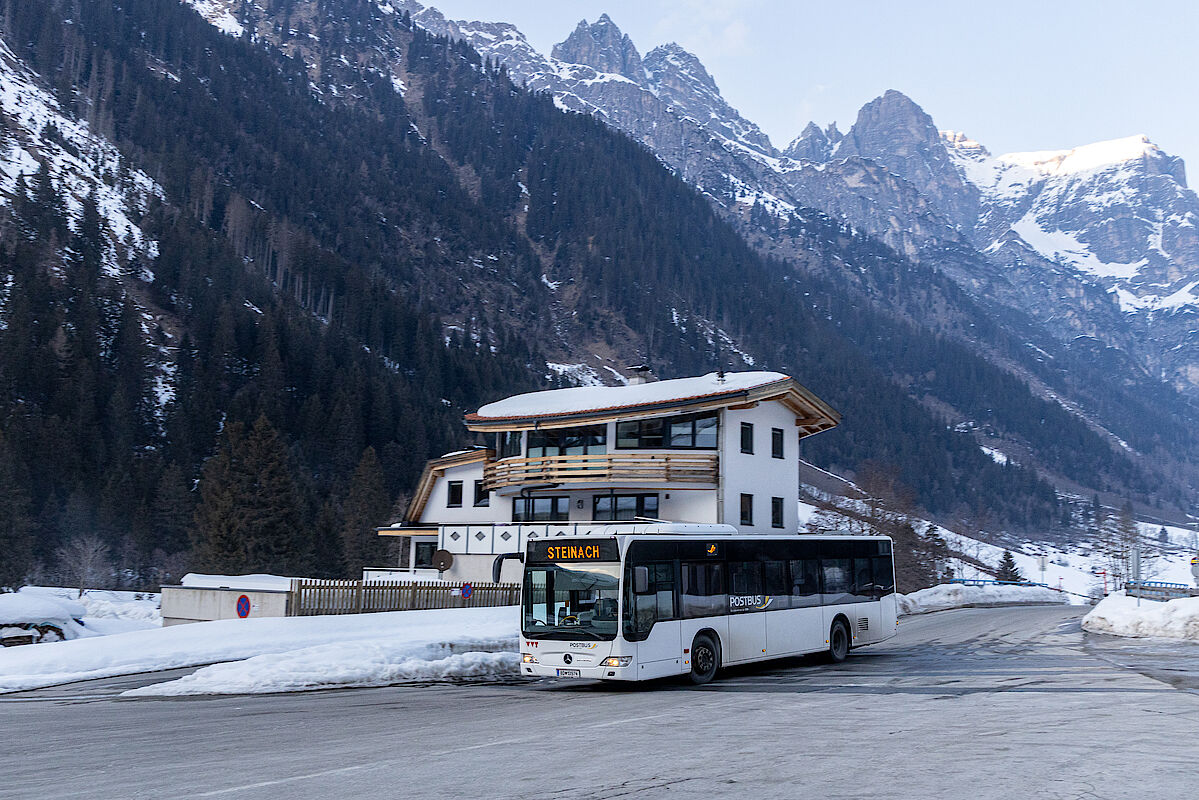 Nach dem die Sonne hinter den Bergen verschwunden ist kommt auch schon bald unser Bus