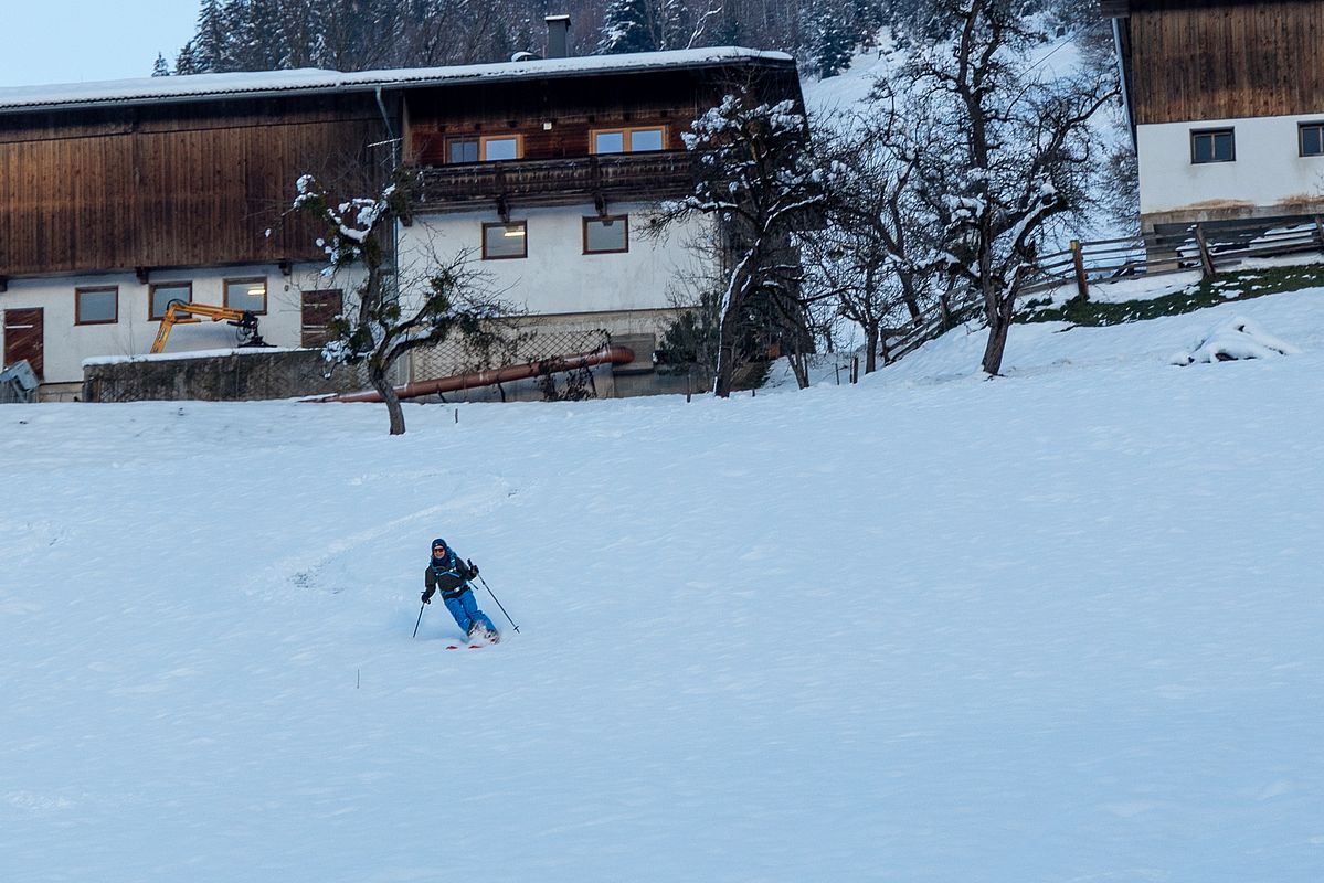 Auf den Bauernwiesen im unteren Teil reicht die Schneeauflage gerade noch so