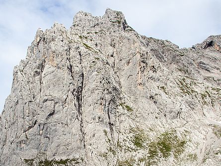 Die Karlspitz-Ostwand - rechts der steile Karlspitzpfeiler Die Karlspitz-Ostwand - rechts der steile Karlspitzpfeiler
