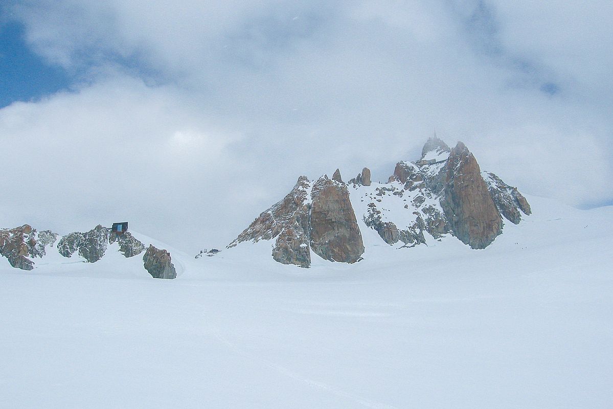 Aiguille di Midi (rechts) und die Cosmiques-Hütte (links) 