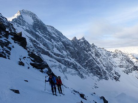 Aufstieg zur Alpeiner Scharte mit Schrammacher und Sagwand im Rücken Aufstieg zur Alpeiner Scharte mit Schrammacher und Sagwand im Rücken