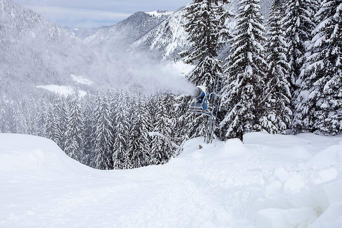 Von vielen Schneekanonen entstellter Berg