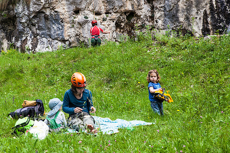 Auf den Wiesen im Val Schievenin können sich Familien gut aufhalten.