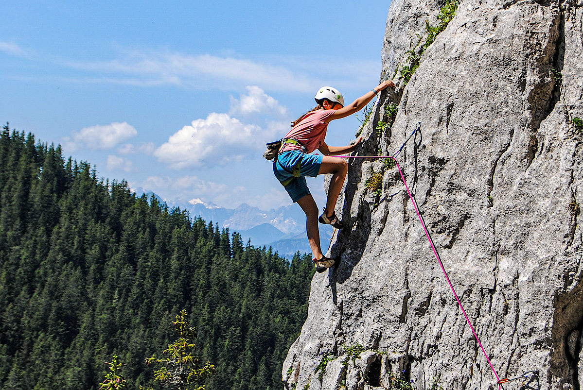 Raffaela Rester klettert in der luftigen Route "Vier-Jahreszeiten" (6-) hoch über den Tegernseer Wäldern
