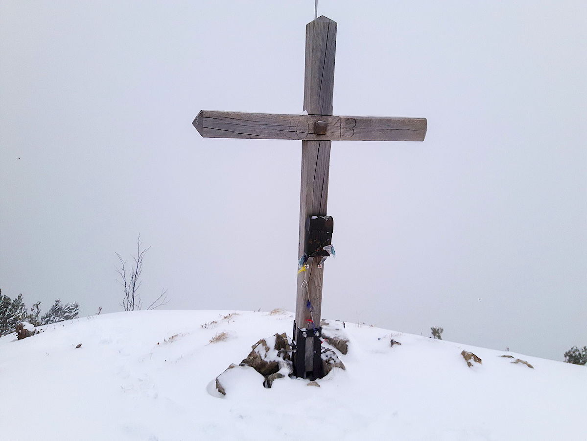 Jetzt steht hier auch ein Kreuz - das letzte mal als wir hier waren, war der Gipfel noch "kreuzfrei".