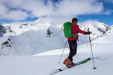 Kurz vor dem Kasteneck läßt sich der höchste Berg Österreichs dann doch noch zwischen den Wolken blicken. Kurz vor dem Kasteneck läßt sich der höchste Berg Österreichs dann doch noch zwischen den Wolken blicken.