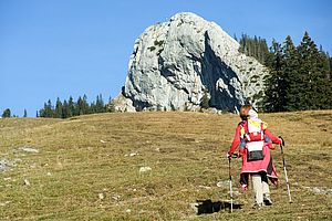 Aufstieg unter der steilen Westwand des Taubensteins. 