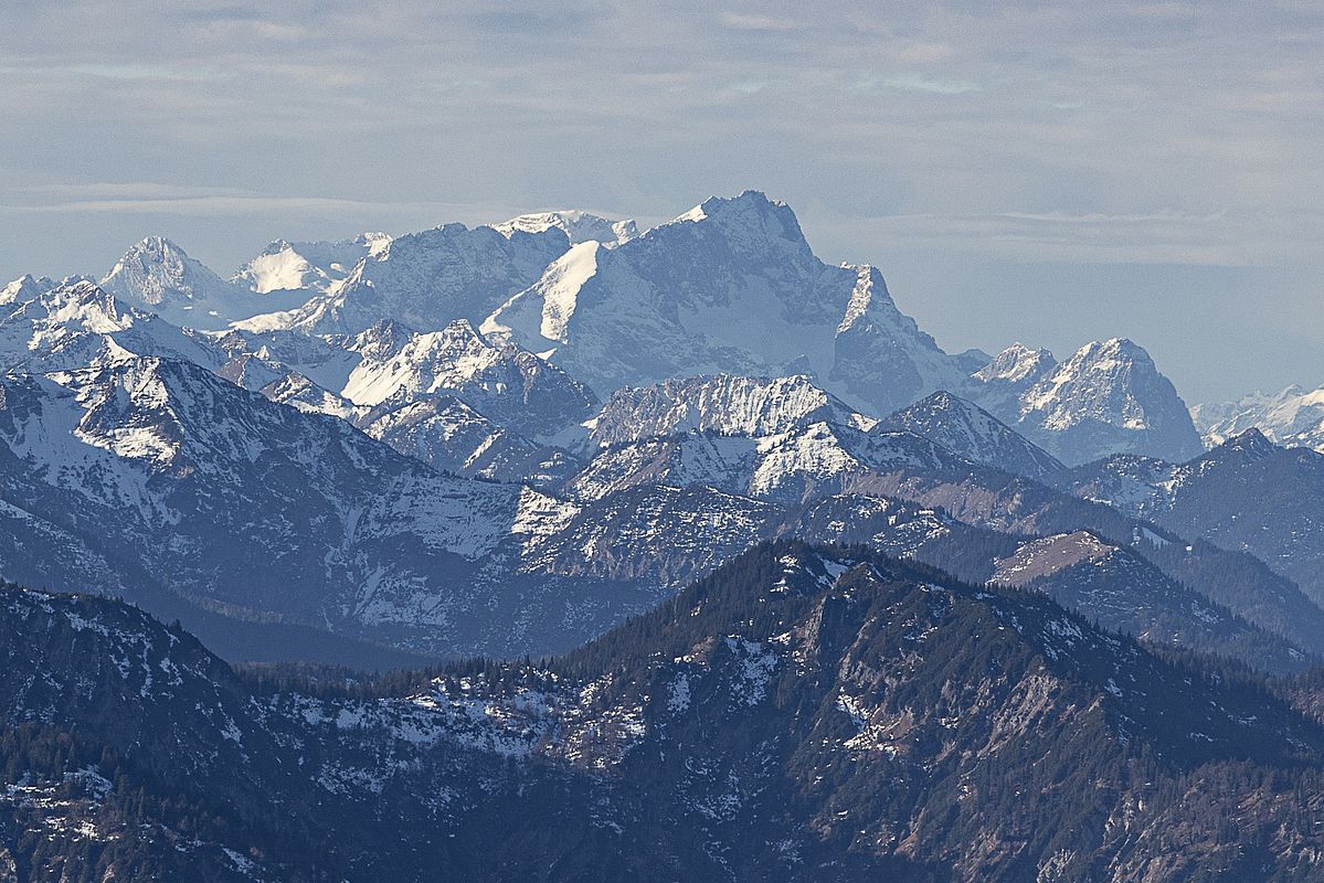An der Zugspitze und Alpspitze schaut es von weitem zumindest weiß aus