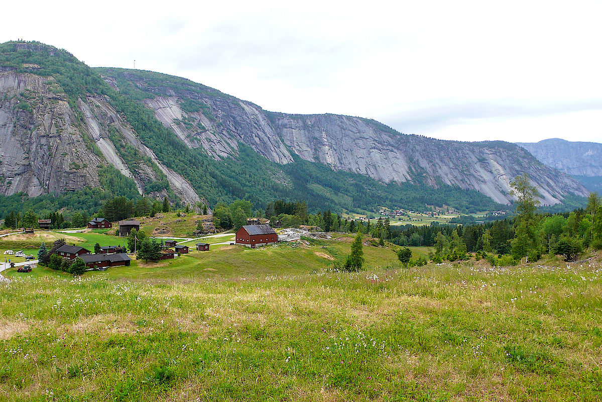 Blick über das obere Setesdal mit Nomelandsveggen und Homfjellet (rechts hinten) 