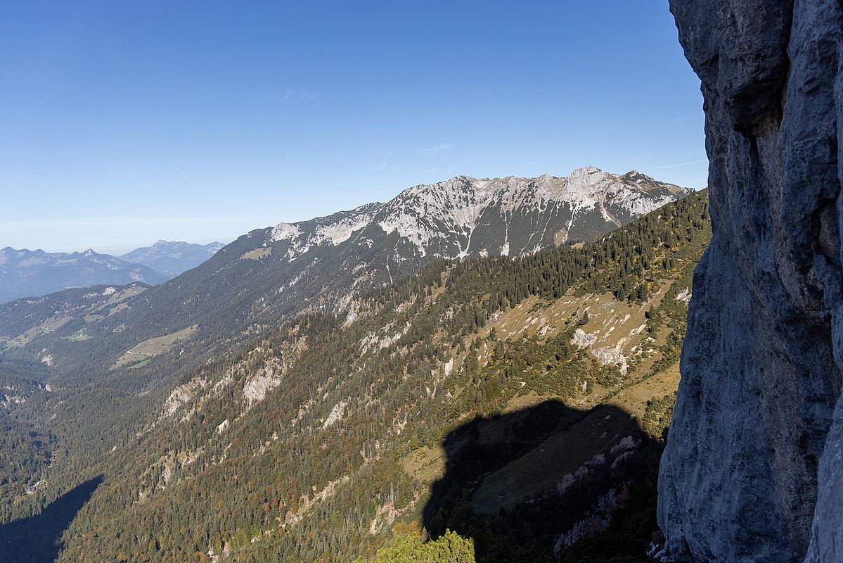 Blick von dem Latschenband in der Westwand des Totenkirchl zum Zahmen Kaiser