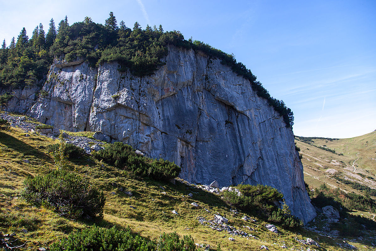 Blick zur Wand, die um 14 Uhr bereits wieder komplett im Schatten ist