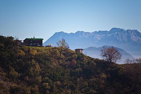 Die Ackerlhütte mit Blick zu den Loferer Steinbergen