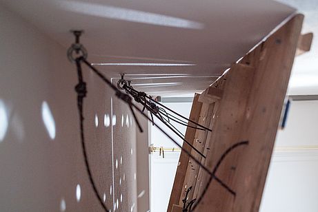 Die Aufhängung: hier Schwerlastanker in der Betondecke. Die Aufhängung: hier Schwerlastanker in der Betondecke.