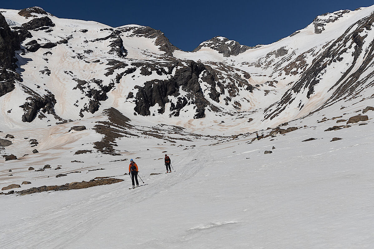 Magere Schneelage in der Abfahrt zur Essener-Rostocker-Hütte (ca. 2400 m)