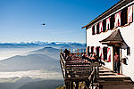  Von der großen Sonnenterasse der Gruttenhütte genießt man einen herrlichen Ausbilck auf den Alpenhauptkamm 