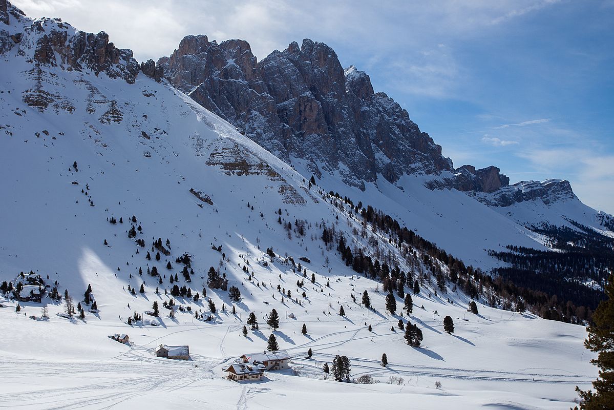 Die Gampenalm mit den Geislerspitzen im Hintergrund 