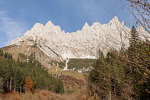 Blick zum Ostkaiser mit Schneefeldern in den Rinnen und auf den Bändern