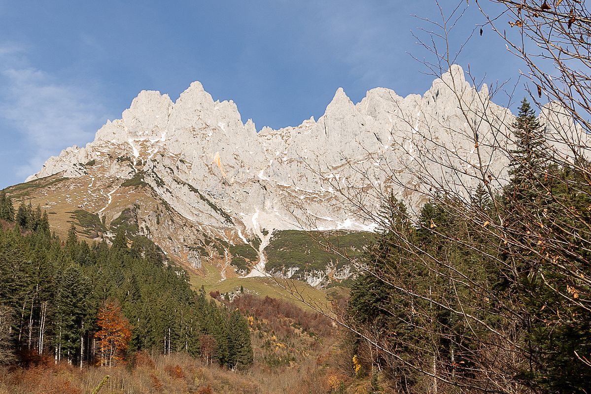 Blick zum Ostkaiser mit Schneefeldern in den Rinnen und auf den Bändern
