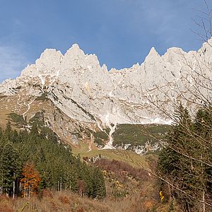 Blick zum Ostkaiser mit Schneefeldern in den Rinnen und auf den Bändern