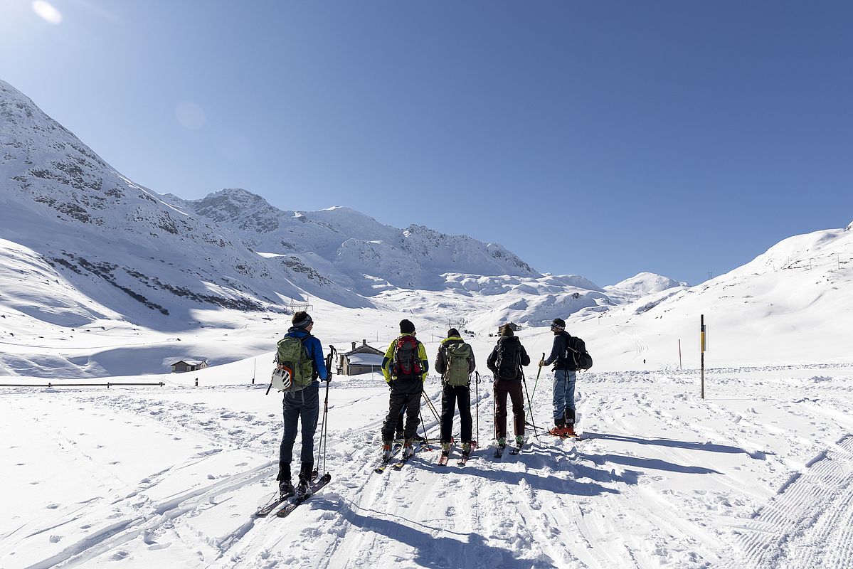Lange marschiert man durch flaches Gelände