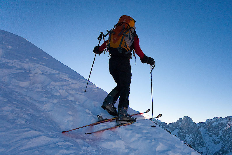 Stockeinsatz des talseitigen Skistocks unterhalb der Bindung des Talskis. Der andere Skistock wird möglichst weit oben gesetzt. Verlagerung des Körpergewichts auf den Talski