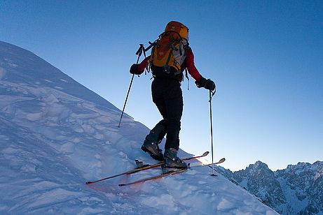 Stockeinsatz des talseitigen Skistocks unterhalb der Bindung des Talskis. Der andere Skistock wird möglichst weit oben gesetzt. Verlagerung des Körpergewichts auf den Talski Stockeinsatz des talseitigen Skistocks unterhalb der Bindung des Talskis. Der andere Skistock wird möglichst weit oben gesetzt. Verlagerung des Körpergewichts auf den Talski