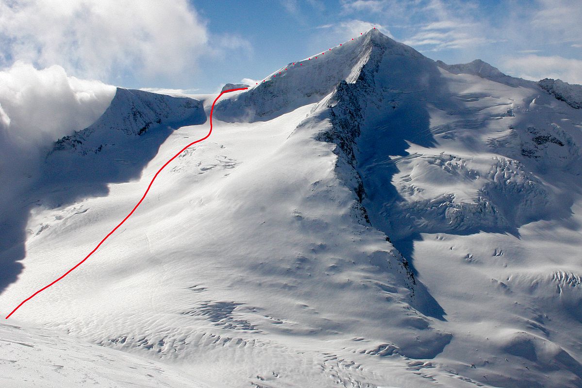 Der Großvenediger von Norden mit dem oberen Teil der Aufstiegsroute von der Kürsinger Hütte