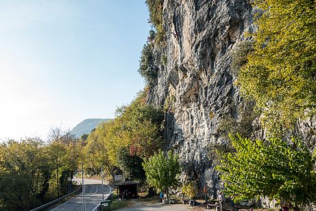 Das Klettergebiet Masarach - hier der linke Sektor direkt am Parkplatz. Das Klettergebiet Masarach - hier der linke Sektor direkt am Parkplatz.