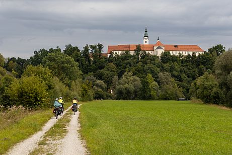 Bis Attel geht es am Inn entlang