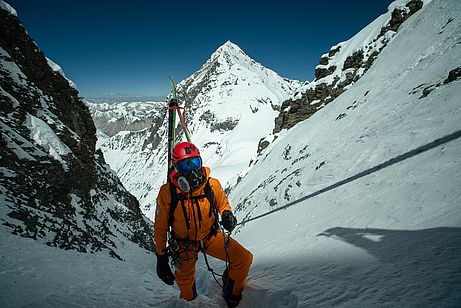 Aufstieg am Fixseil bei frostigen Temperaturen Aufstieg am Fixseil bei frostigen Temperaturen