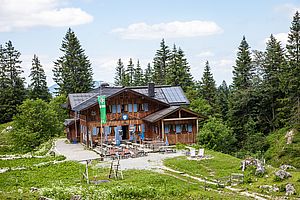 Tutzinger Hütte unter der Benediktenwand