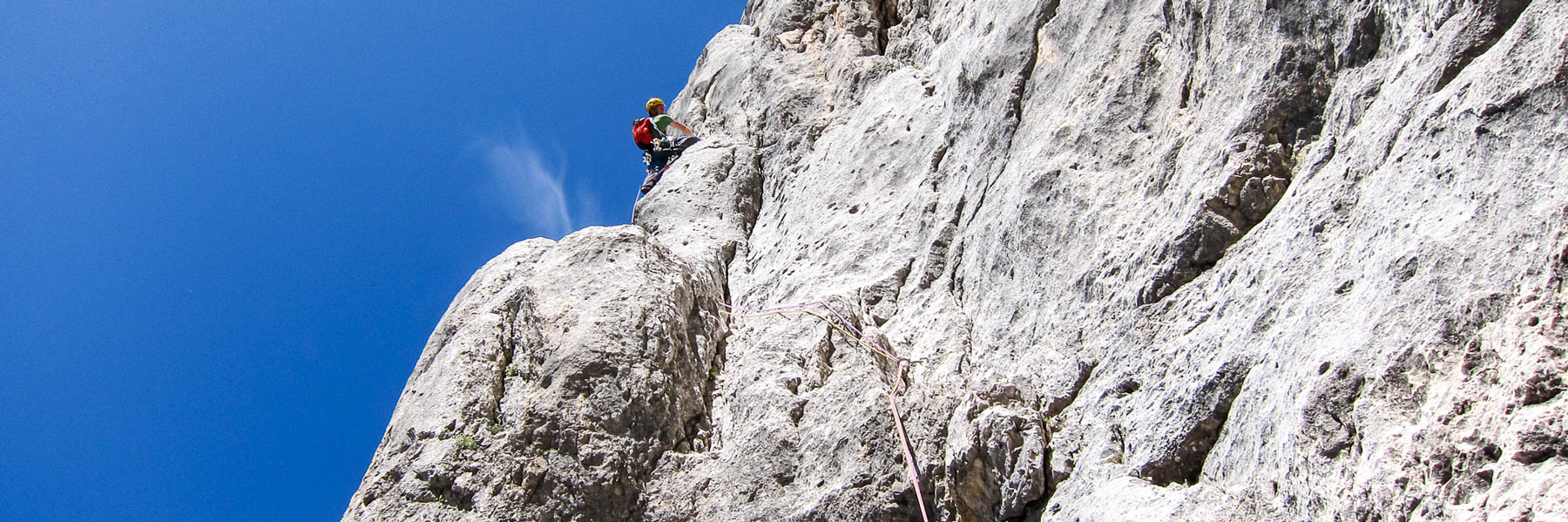 Steile und plattige Kletterei am Grauen Pfeiler des Monte Mulaz