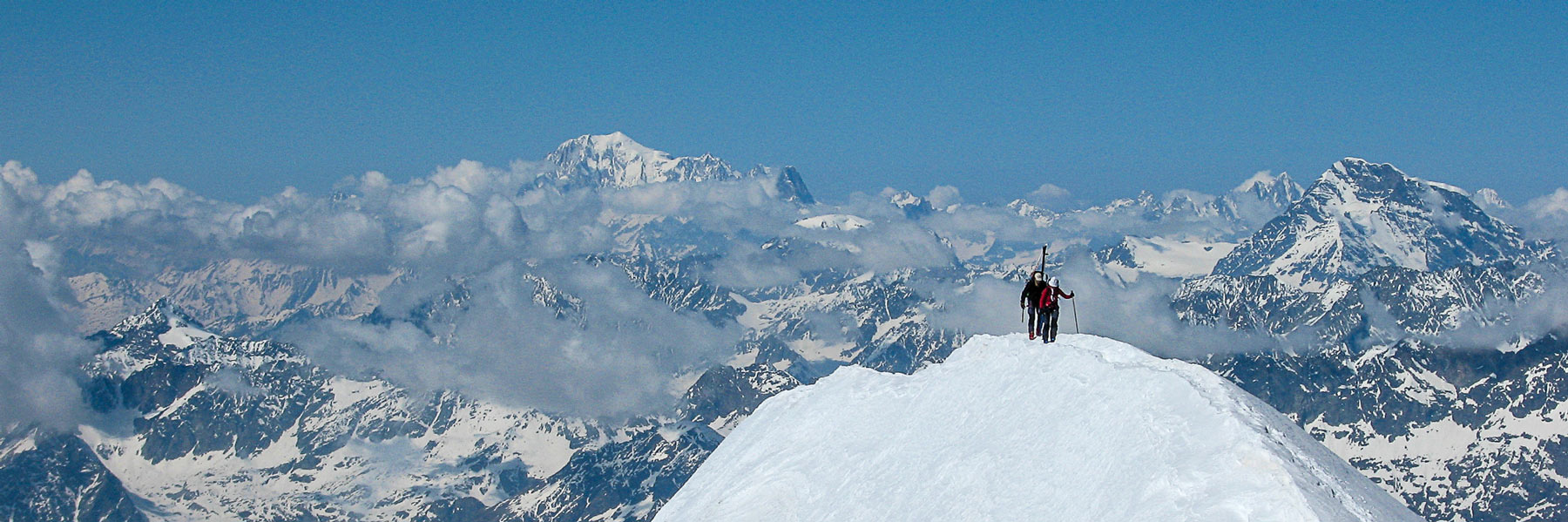 Lyskamm-Überschreitung - hinten der Montblanc