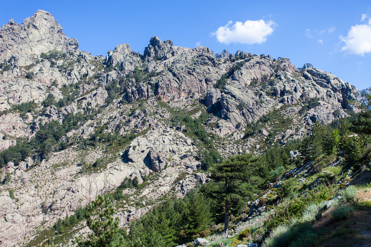 Blick vom Bavellapass auf die Sportklettergebiete