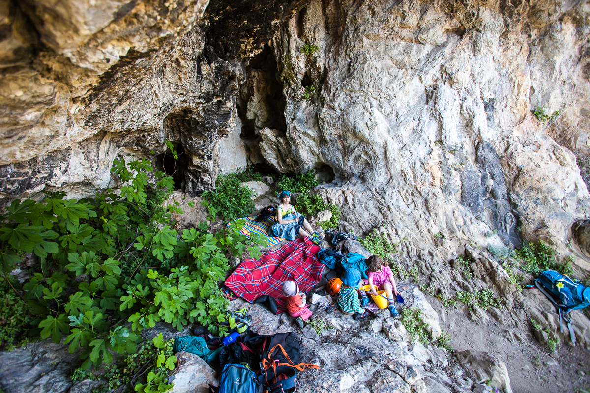 Schattiges Plätzchen für die Familie in der Grotte am rechten Rand von Sari. Klettergebiet Sari auf Korsika.