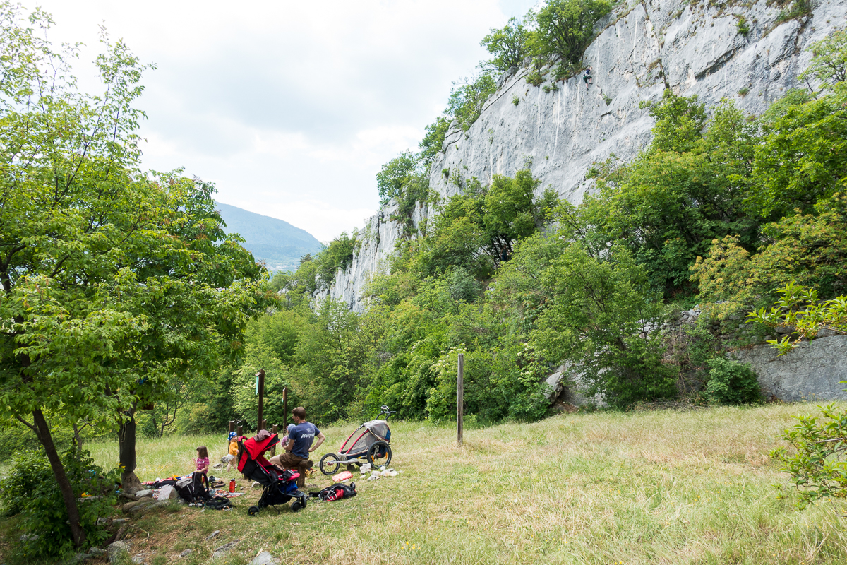 Die Wiese vor dem Sektor B eignet sich gut als Aufenthaltsort für Familien. Die Wiese vor dem Sektor B eignet sich gut als Aufenthaltsort für Familien.