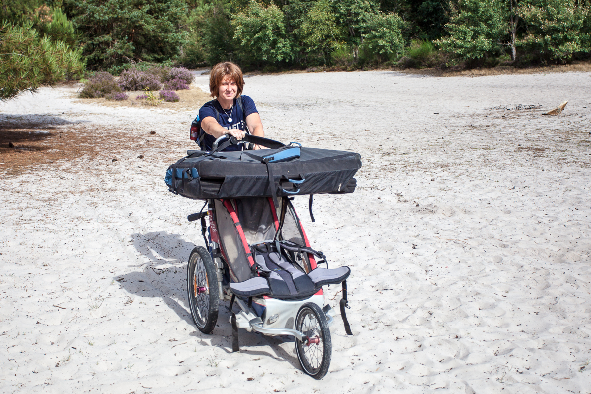 Zustieg - wenn die Kinder selber laufen taugt der Kinderwagen zumindest als Transportmittel für die Ausrüstung