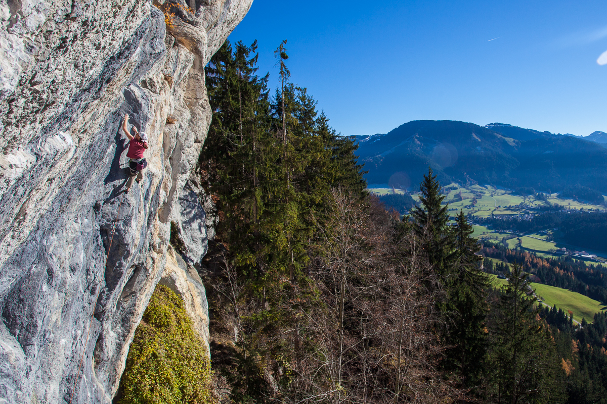 Kinga klettert "Hakuna Matata" (8+/9-).