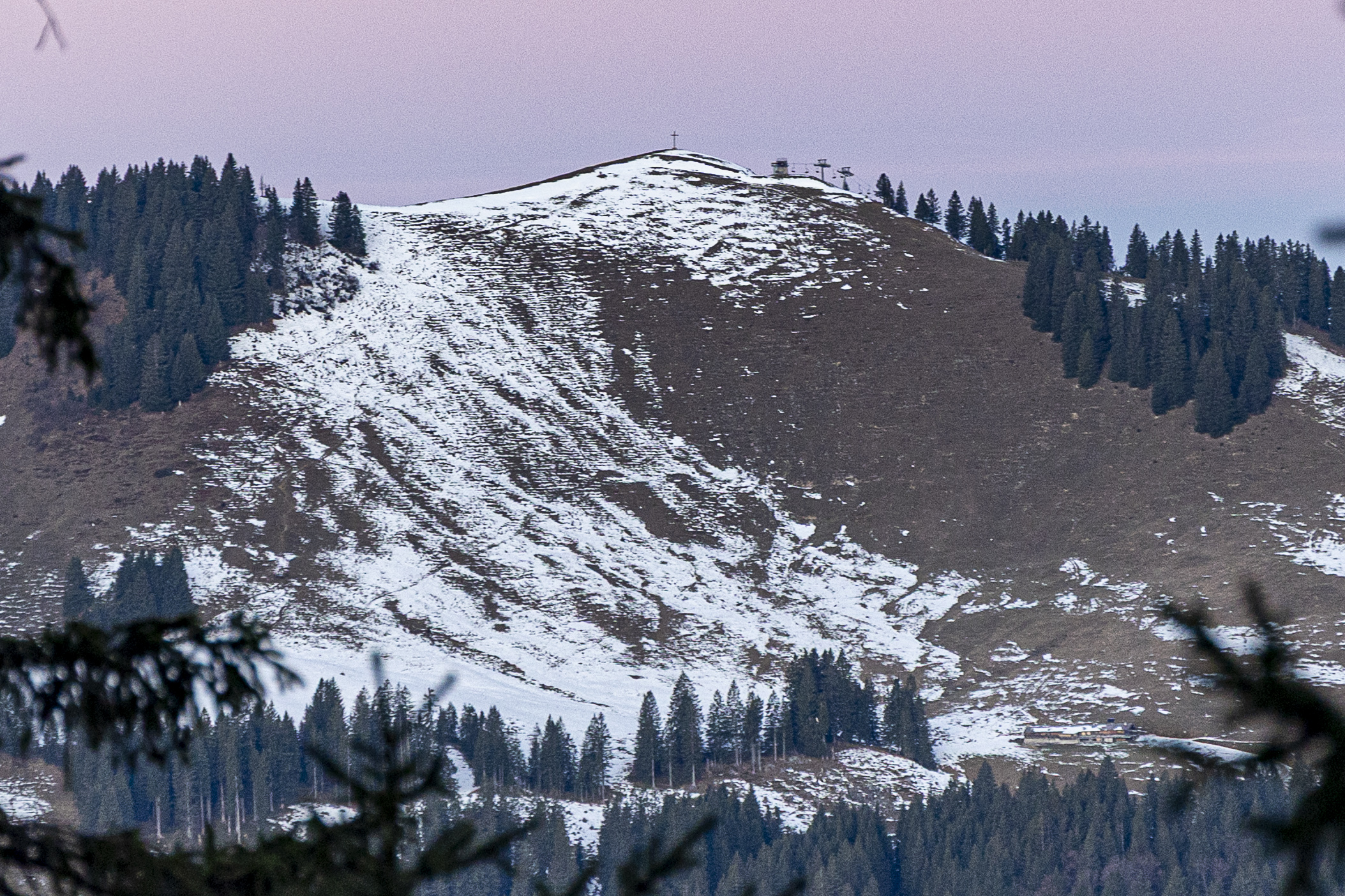 Morgendlicher Blick auf den Osthang des Roßkopfes