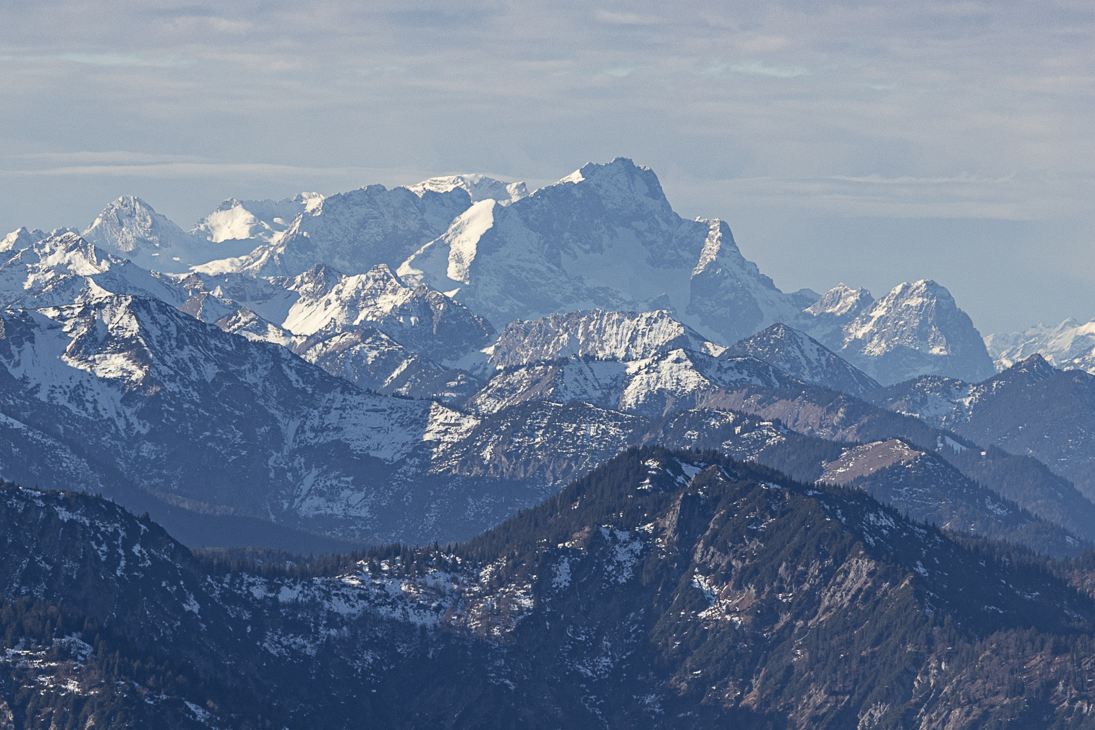 An der Zugspitze und Alpspitze schaut es von weitem zumindest weiß aus