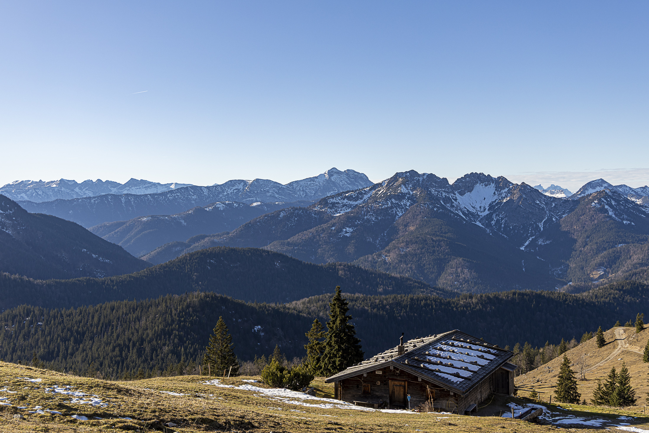 Kümpfelalm mit Blick zum Schinder