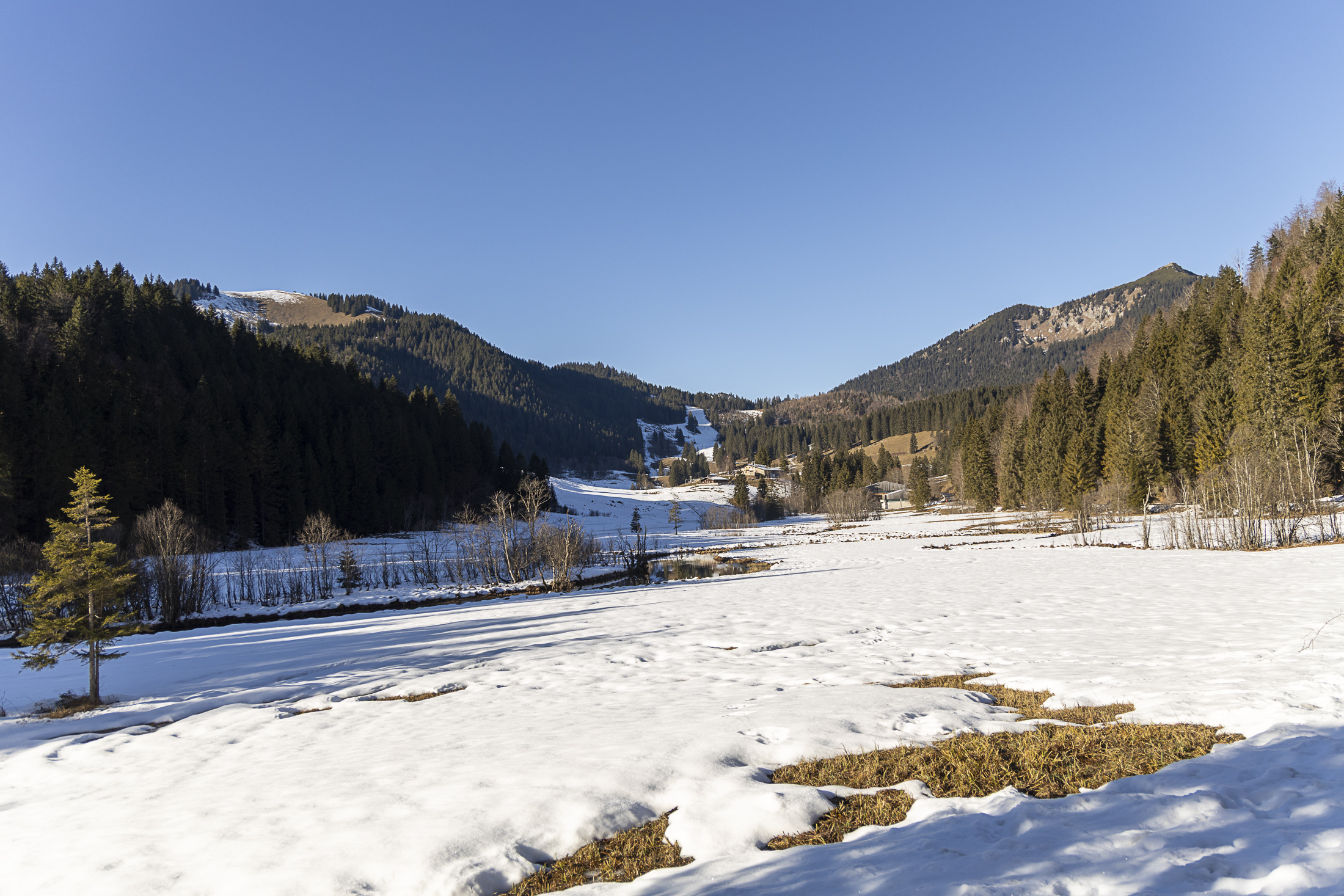  in den kalten Talböden liegt noch der Schnee - hier unterhalb der Albert-Link-Hütte