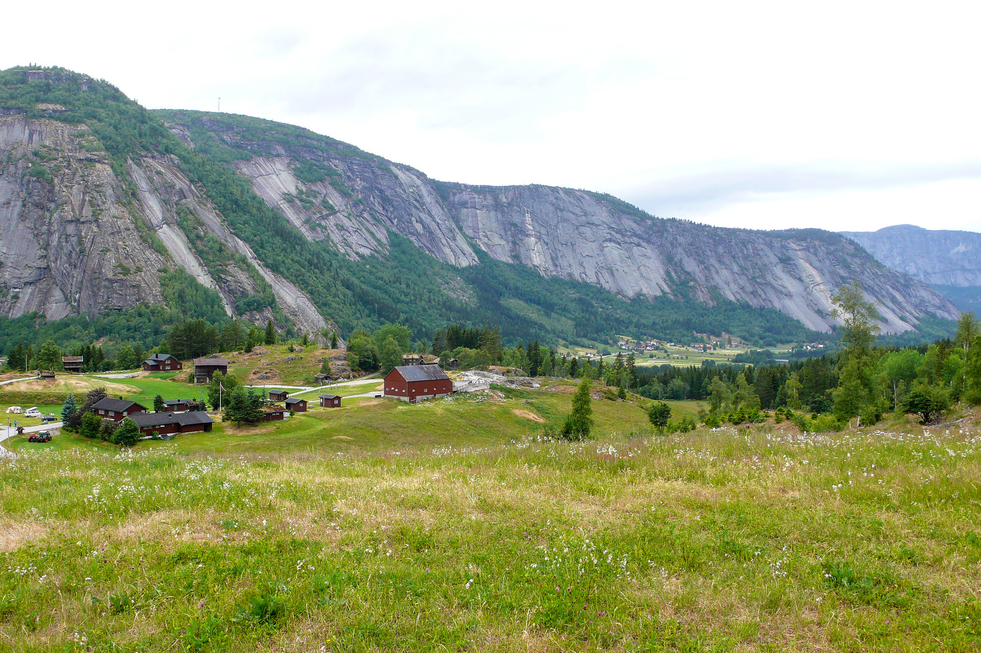 Blick über das obere Setesdal mit Nomelandsveggen und Homfjellet (rechts hinten) Blick über das obere Setesdal mit Nomelandsveggen und Homfjellet (rechts hinten)
