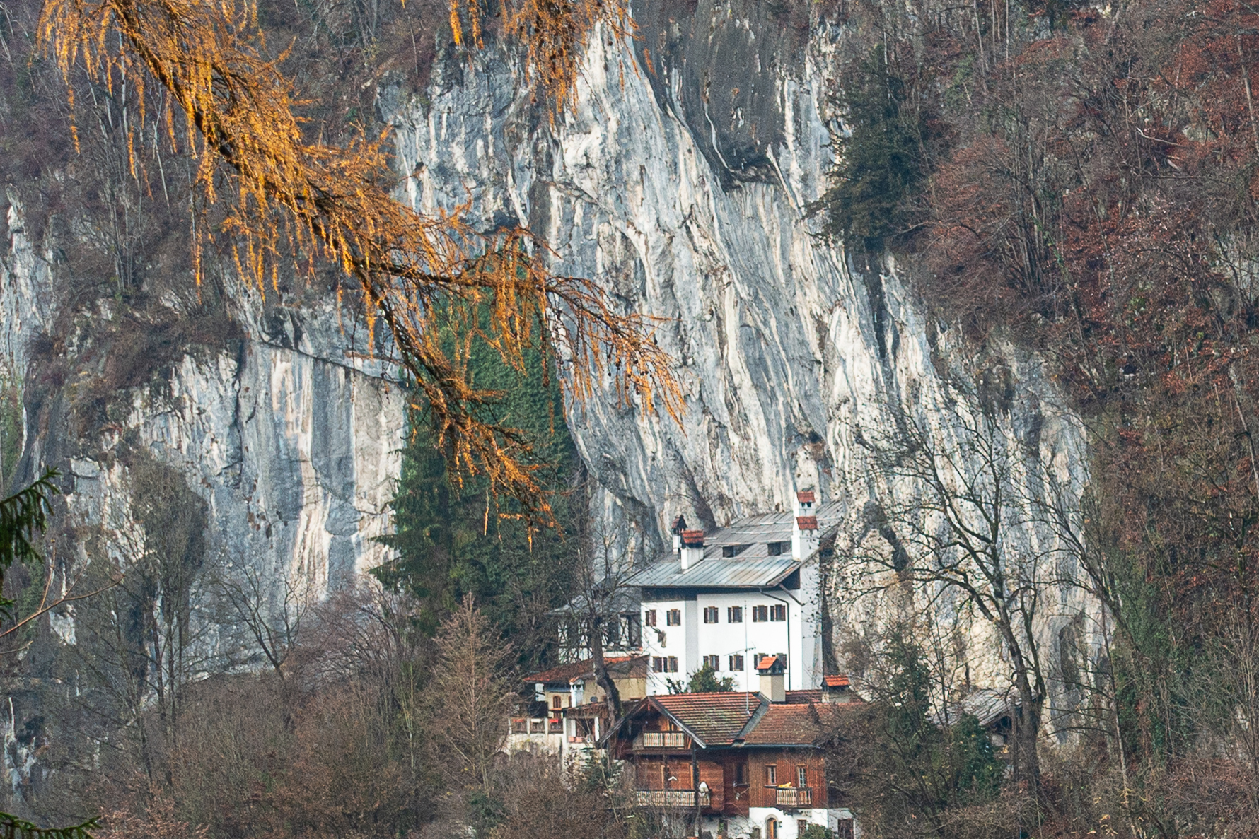 Die Weberwand mit dem ehemaligen Gasthaus Die Weberwand mit dem ehemaligen Gasthaus