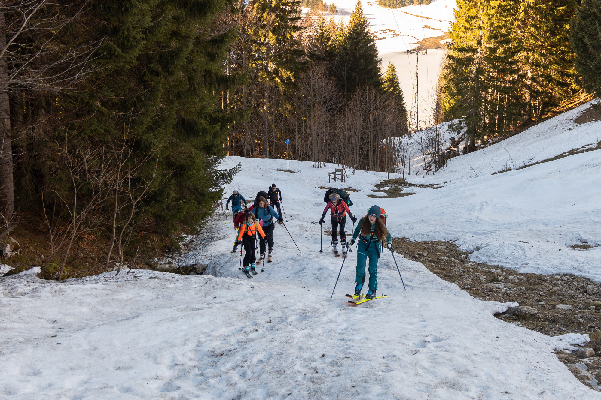 Im Lochgraben ist es buckelig und hart, aber die Schneemenge reicht gut bis ins Tal Im Lochgraben ist es buckelig und hart, aber die Schneemenge reicht gut bis ins Tal