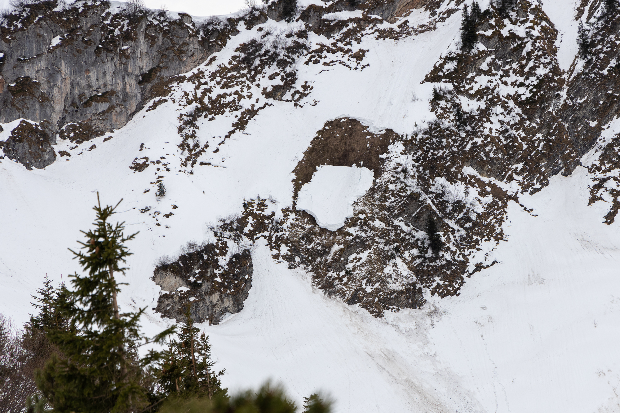 Und in der Ostflanke des Lämpersbergs hängt noch eine Gleitschneetafel absturzbereit... Und in der Ostflanke des Lämpersbergs hängt noch ein Gleitschneetafel absturzbereit...