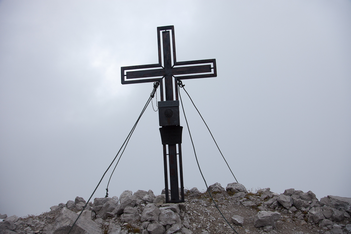 Am höchsten Punkt: Gipfelkreuz mit Gipfelbuch.